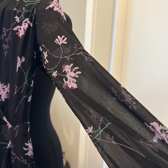Banana Republic sheer sleeves floral long dress. Size 0 Black with lilac flowers - Picture 9 of 10